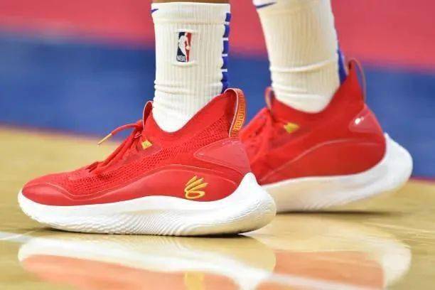 球星上脚 鲁尼的球鞋很帅 范乔丹的球鞋骚气